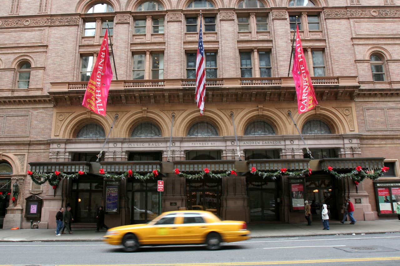 “Con la salud y la seguridad del público, nuestros artistas y nuestro personal como nuestra principal prioridad, Carnegie Hall ha cancelado todos los eventos desde el viernes 13 de marzo hasta el martes 31 de marzo de 2020, en un esfuerzo por reducir la propagación del nuevo coronavirus (COVID-19) ", dijo el lugar en un comunicado.
<br>
<br>"Esto incluye la programación presentada por el Weill Music Institute de Hall, ya sea en el Carnegie Hall o en un lugar externo, y todas las presentaciones gratuitas de Carnegie Hall Citywide en lugares de Nueva York Ciudad."