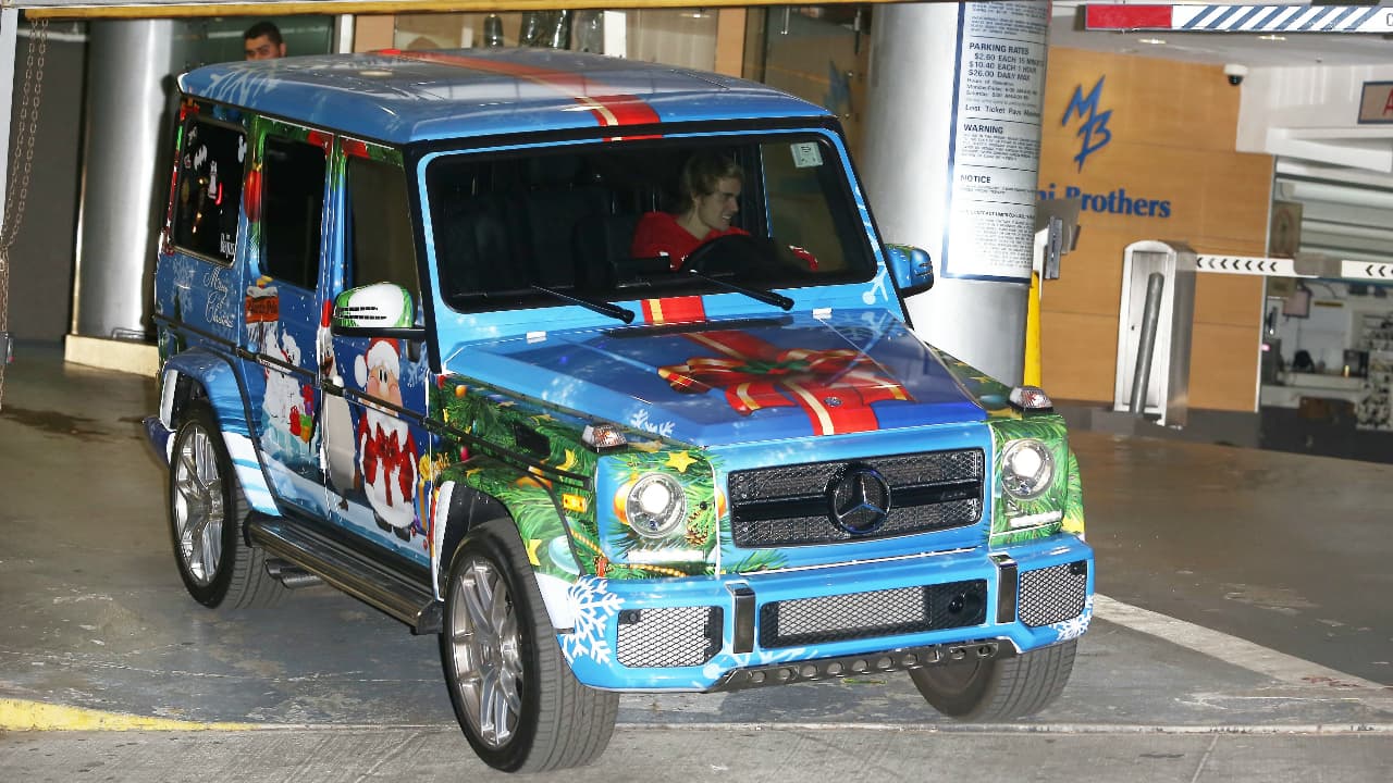 Afortunadamente no todo ha sido momentos incómodos. Justin Bieber también lo ha pasado bien y se ha divertido en sus camionetas M-B. En diciembre de 2017 el cantante fue capatado saliendo de un partido de hockey a bordo de una de ellas, la cual fue mandada a decorar con motivos navideños.