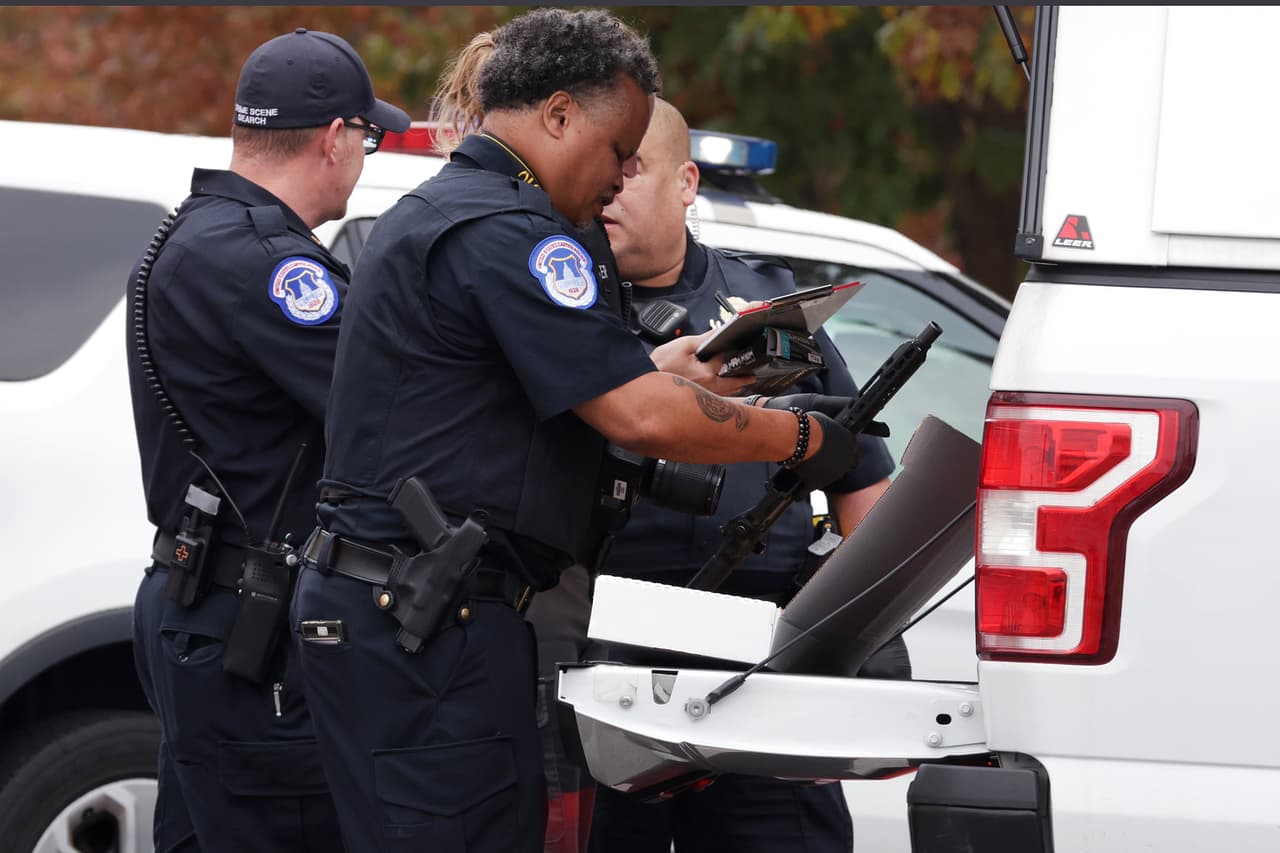 El arma fue asegurada por los oficiales y transportada para su análisis.