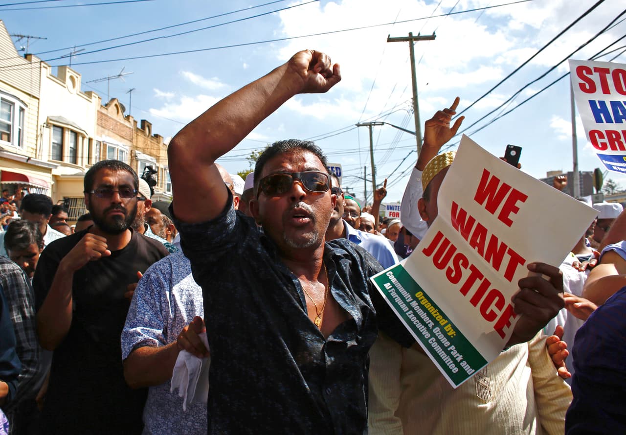 El implacable sol del mediodía no redujo las fuerzas de los musulmanes en Queens.
