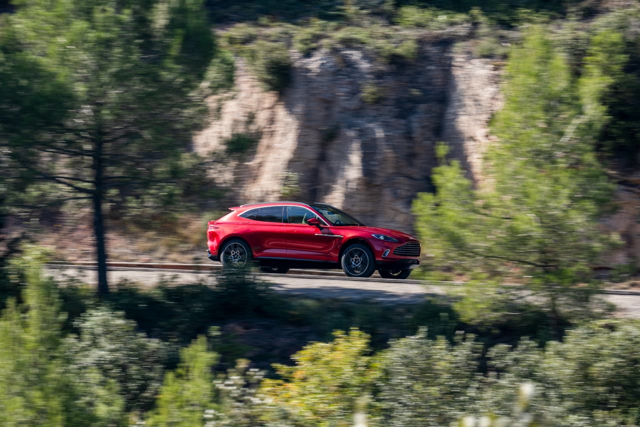 La Aston Martin DBX 2021 debuta en el Auto Show de Los Ángeles 2019.