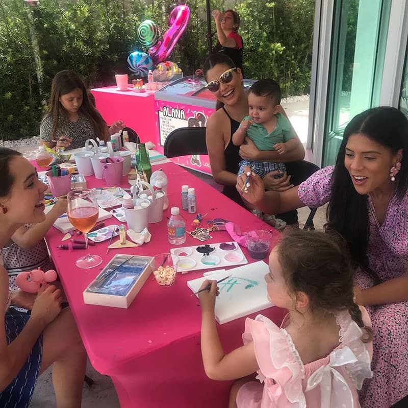 A su fiesta también asistieron las amigas de su mamá, aquí vemos a Francisca divirtiéndose como niña y Ana Patricia muy feliz con Gael en los brazos.