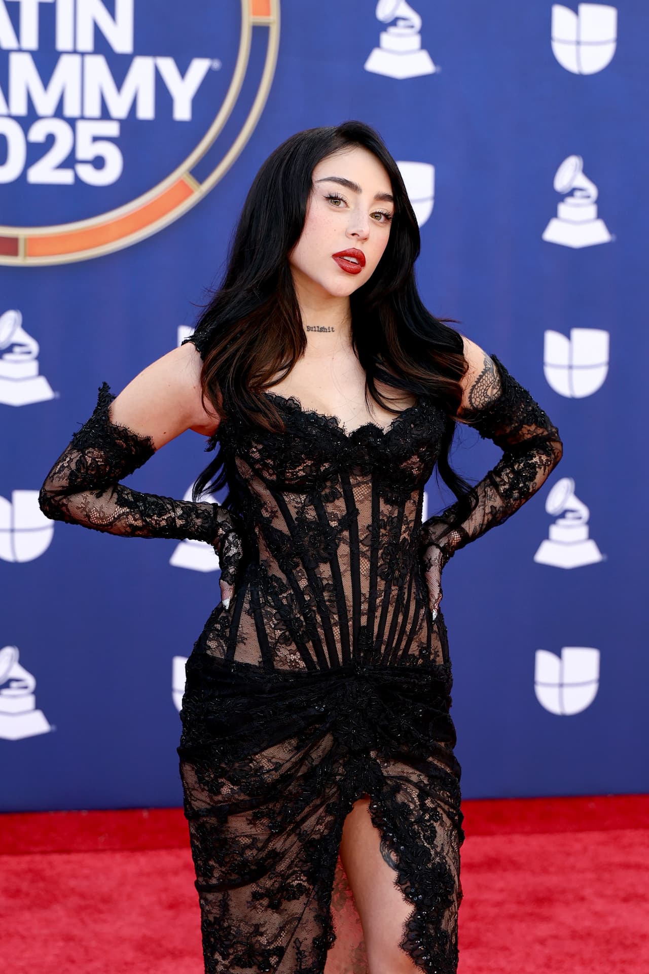 La argentina Nicki Nicole también apostó por el encaje y las transparencias para su look de esta noche.