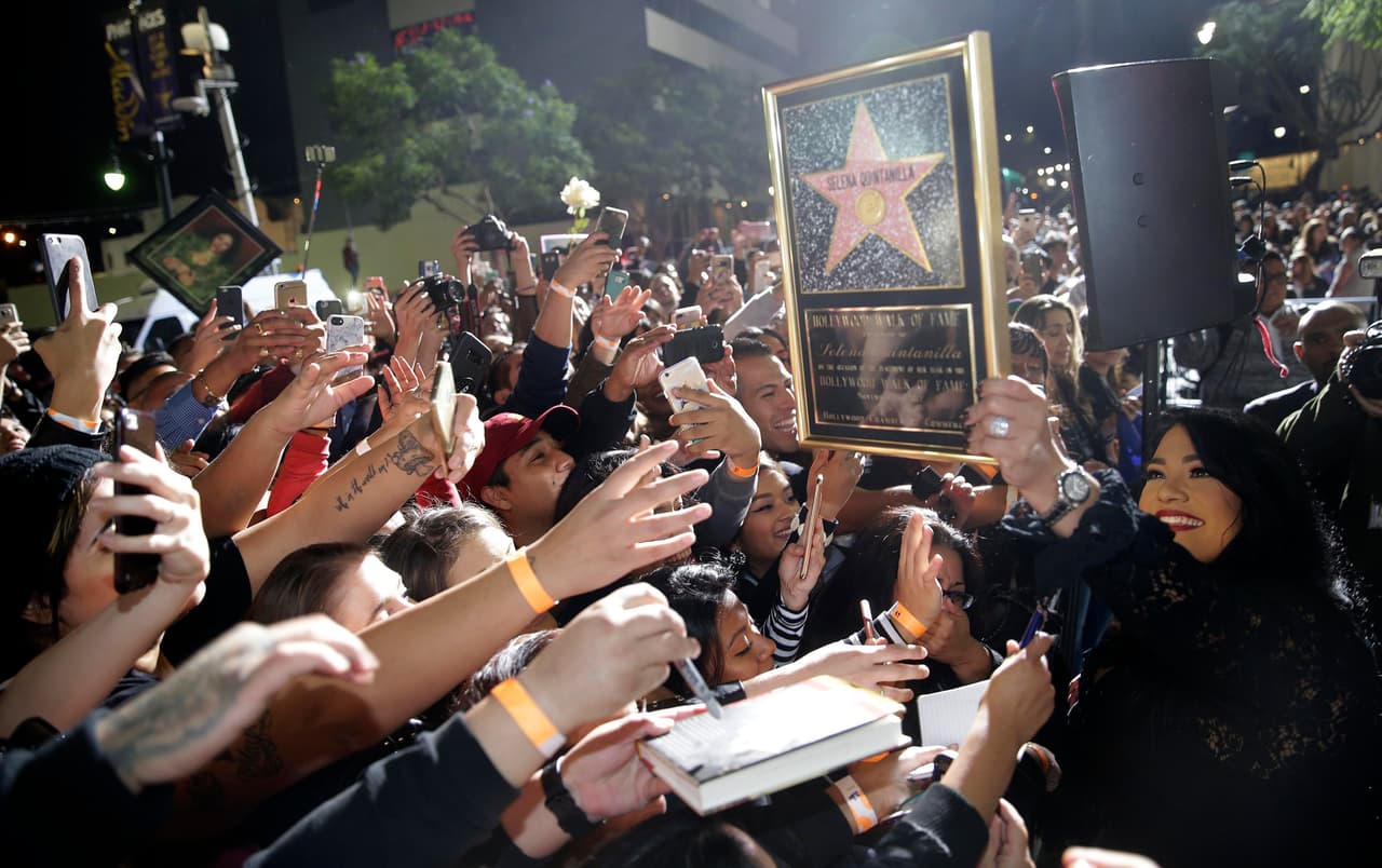 Cientos de fanáticos de la reina de la cumbia texana se concentraron frente a la torre de Capitol Records en Los Ángeles para presenciar el homenaje que le hicieron a Selena. En la foto su hermana Suzette, compartiendo el emotivo momento con los seguidores que acudieron de varias partes de América.