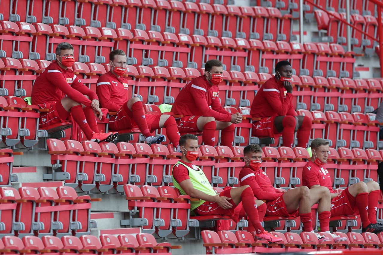 Los suplentes del Union Berlin esperan su momento para ingresar a la cancha y guardan su sana distancia en la tribuna.