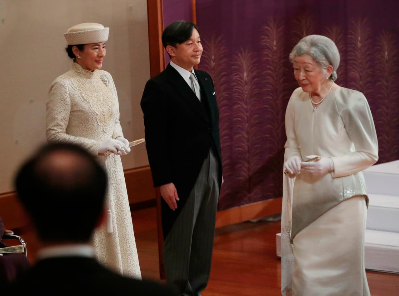 Estos tesoros pasarán a mano de su hijo mayor Naruhito en una larga ceremonia que se llevará a cabo el sábado -y en la que los médicos de la princesa Masako advierten que no saben si ella estará preparada para ello.