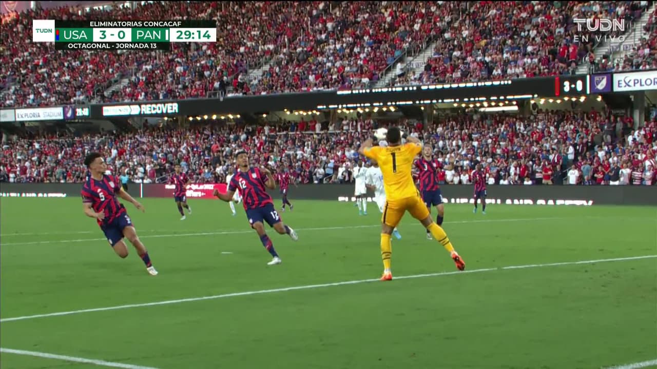 ¡TIRO ATAJADO! disparo por Yoel Bárcenas.