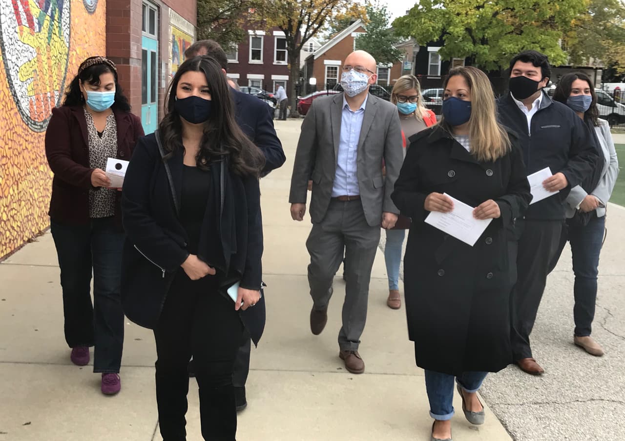 Primer día de votación temprana en La Villita y Pilsen.