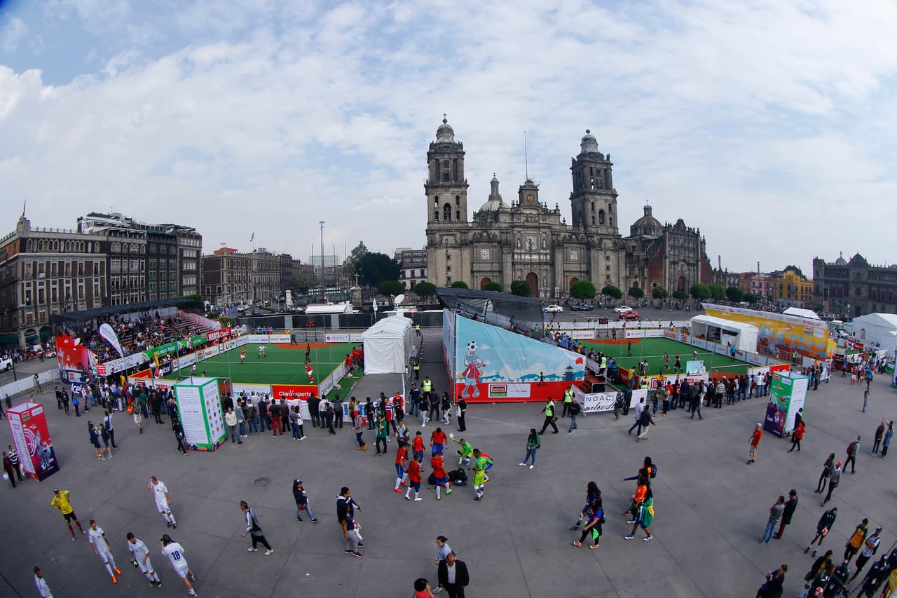 La Plaza del Zócalo en Ciudad de México recibió la inauguración del Homeless World Cup, el Mundial de Fútbol de Personas sin Hogar, en su edición 16 con más de 500 participantes de 47 países en masculino y femenino.