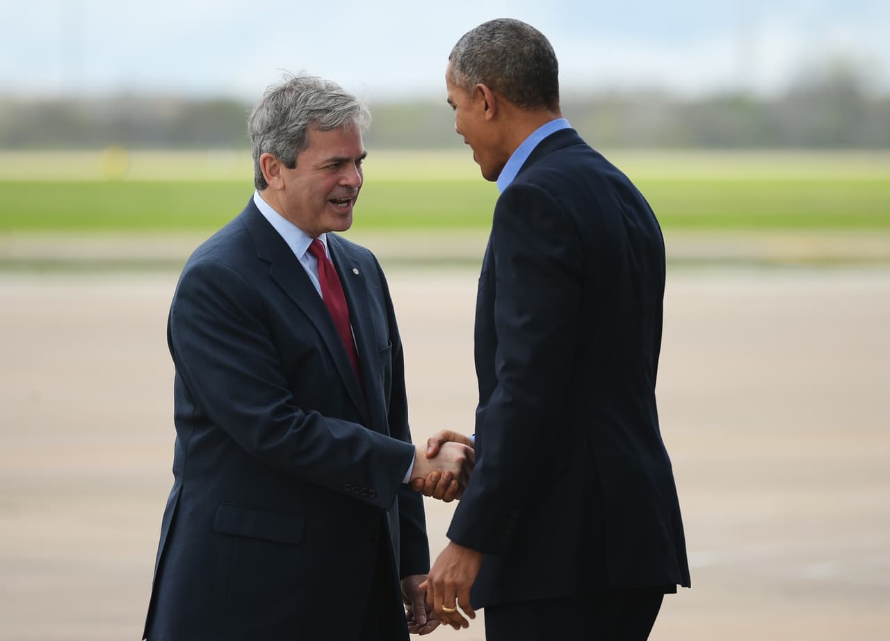 Obama fue recibido por el alcalde de Austin, Steve Adler.