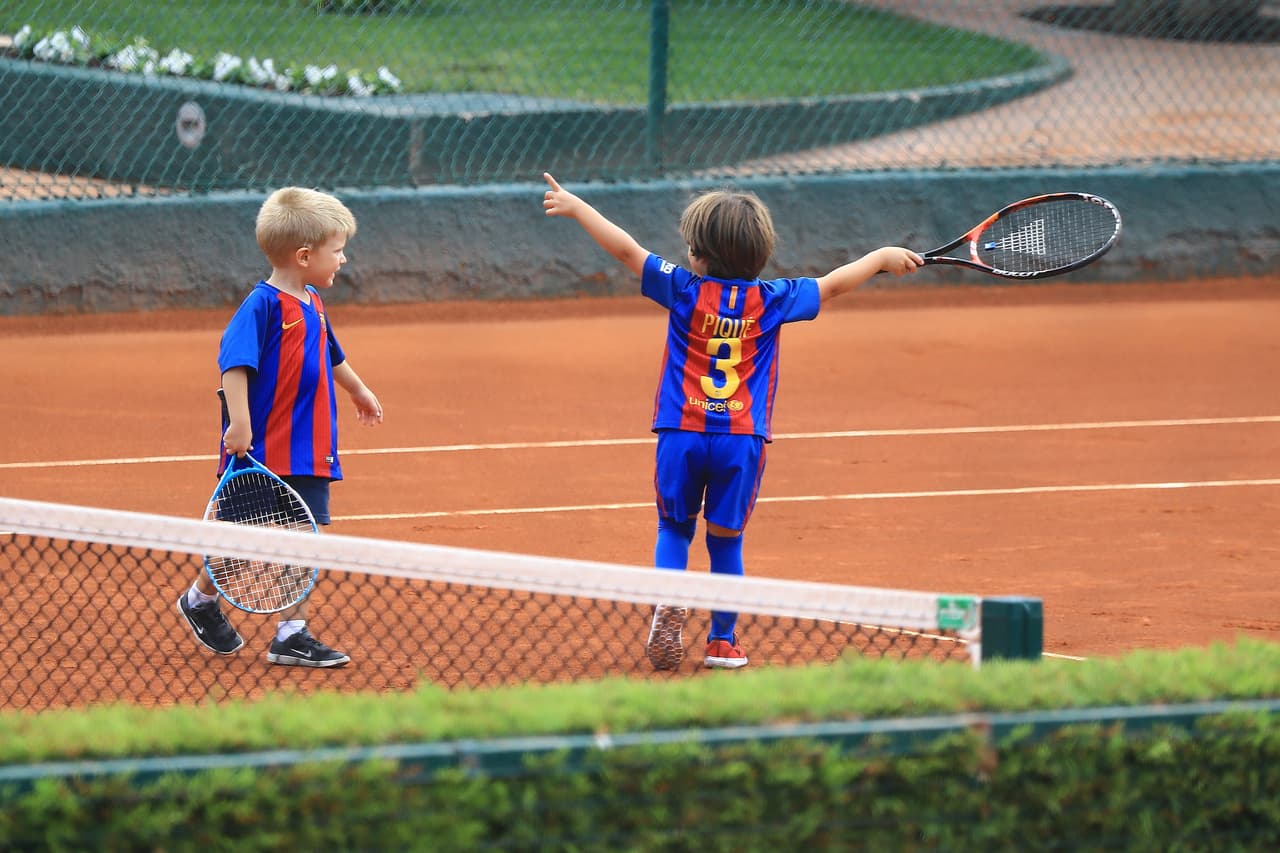 Milan y Sasha también acompañan a su mamá a jugar tenis en Barcelona. Los pequeños eligen vestirse como su padre, Gerard Piquet, con el kit completo de su uniforme del FC Barcelona. Septiembre 10, de 2106.