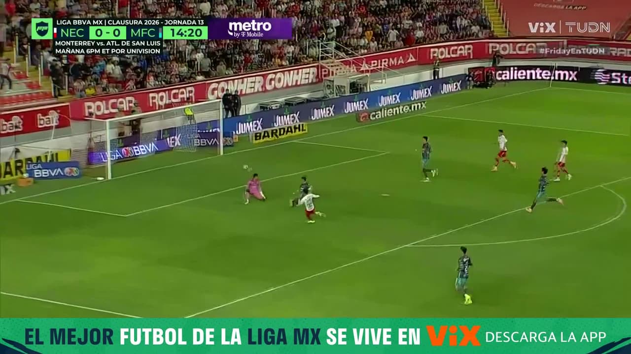 ¡Estalla el Victoria! Tras error en la salida, Javier Ruiz la manda al fondo de las redes