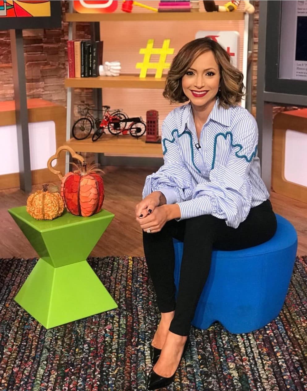 Las ondas van en cualquier largo de cabello, aquí vemos como Satcha juega con la longitud de su pequeña melena para agregar volumen.
<br>