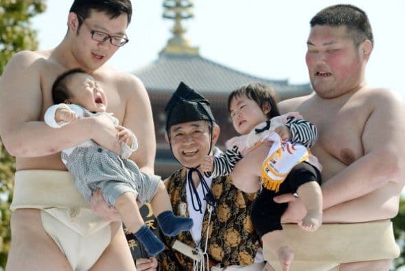 Estos luchadores de sumo compiten con sus bebés. El que llore más fuerte gana, ¿con qué sentido lo hacen?