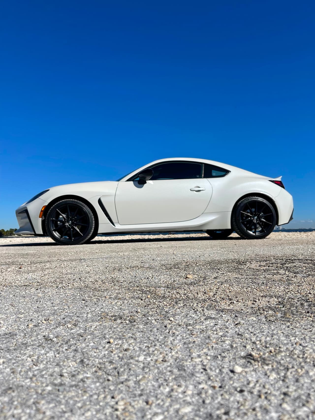 Para el mercado estadounidense, el Toyota GR86 2022 inicia en los 27,700 dólares. Nuestra unidad de prueba, una de transmisión automática y el nivel de equipamiento premium, arranca en los 32,800 dólares.