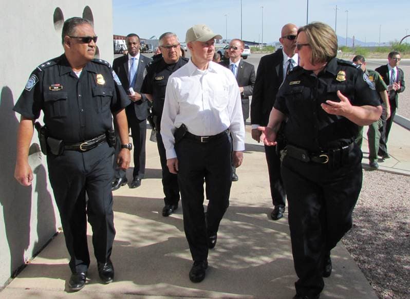 Junto a oficiales de Aduanas y Protección Fronteriza recorrió el puerto de Mariposa, por donde ingresa la carga comercial.