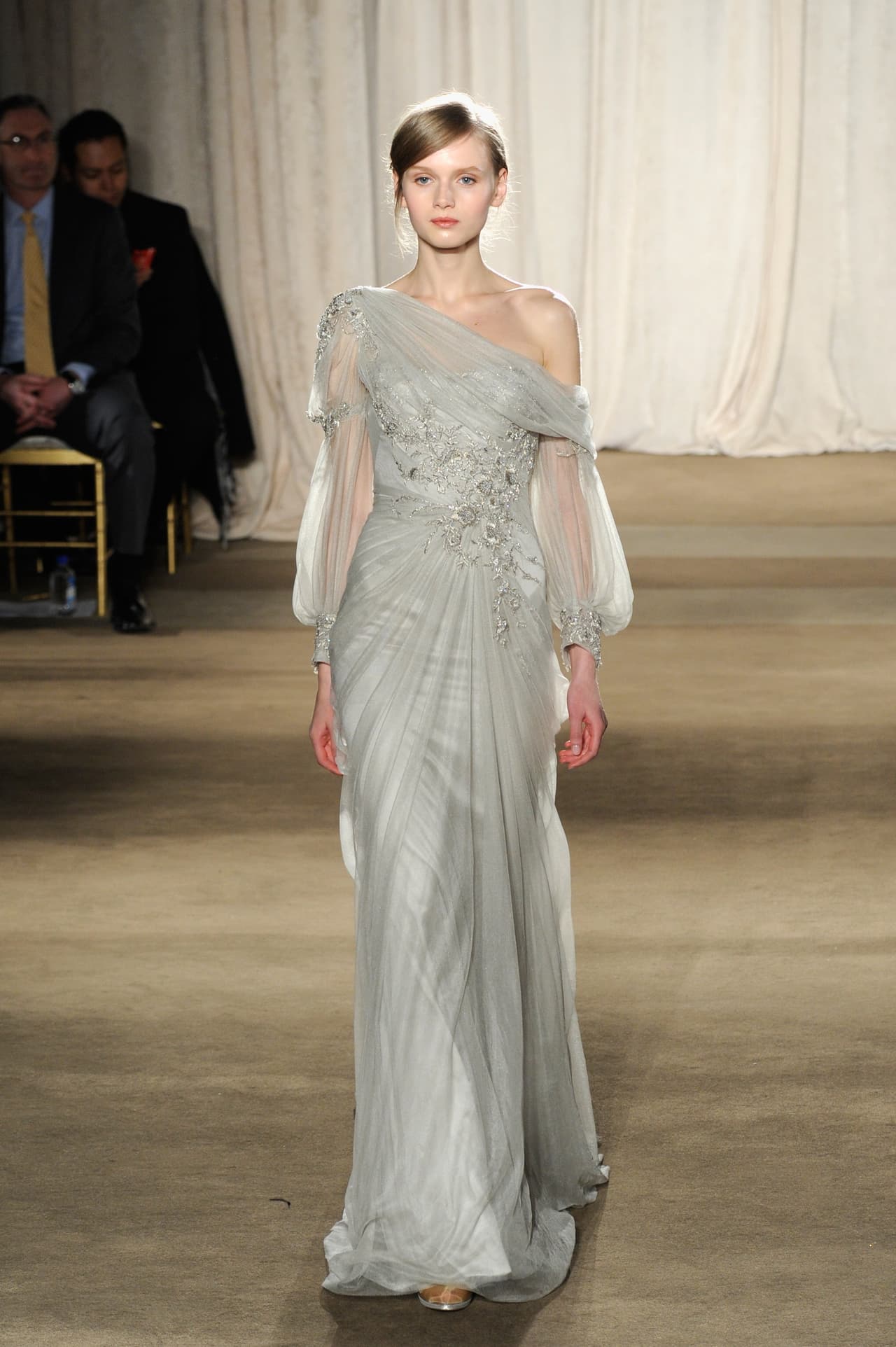 Eligió un vestido de cuidadoso drapeado, de piedrería fina y bordado presentado por 
<b>Marchesa</b> en su colección 
<b>fall 2013. </b>Los vestidos largos de Marchesa suelen estar en un rango entre 
<b>7,000 y 5,000 dólares</b>