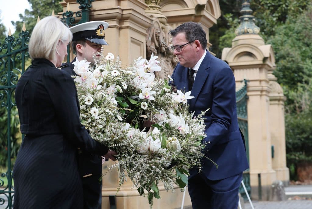 Y las ofrendas florales no fueron solo del público en general, también autoridades hicieron lo propio. En la imagen, el premier del estado australiano de Victoria, Daniel Andrews, y su esposa, depositan una corona en el edificio de la sede del gobierno.