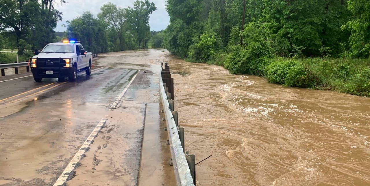Las fuertes lluvias han cubierto algunos puentes y cortado el paso a los vehículos o dejado incomunicadas a varias ciudades. Este puente es en Grapeland, Texas, donde unidades del Departamento de Transporte de Texas han ido a socorrer.