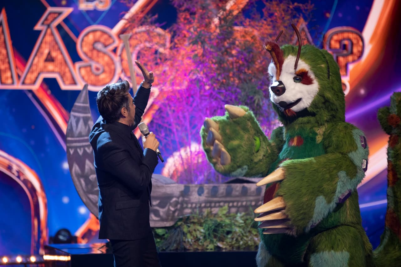 Nuestro personaje se sacudió la pereza e interpretó ‘De los Besos que te di’ de Christian Nodal y lo hizo con mucho sentimiento. Los investigadores dijeron que Alex Fernández, su papá Alejandro ‘El Potrillo’ y hasta Pablo Montero, podrían estar detrás de Perezoso.