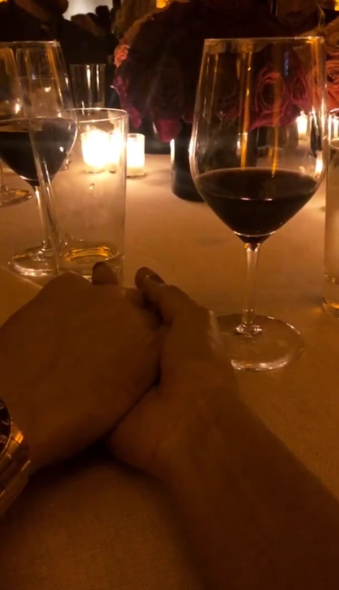 Más tarde agregó esta imagen donde se les ve tomados de la mano en una velada romántica.