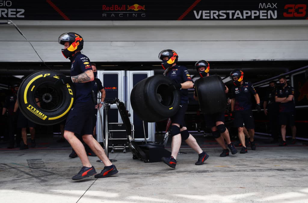 El mexicano Sergio Pérez se quedó en el cuarto sitio de la clasificación para el Sprint del Gran Premio de Brasil en el cual el británico Lewis Hamilton brilló y se quedó con la primera posición a pesar de la sanción que acarrea por modificaciones en el motor. Lewis Hamilton, perderá cinco puestos en parrilla, por cambiar la cámara de combustión del motor de su Mercedes, pero saldrá primero este sábado en la calificación sprint para el Gran Premio de Brasil.