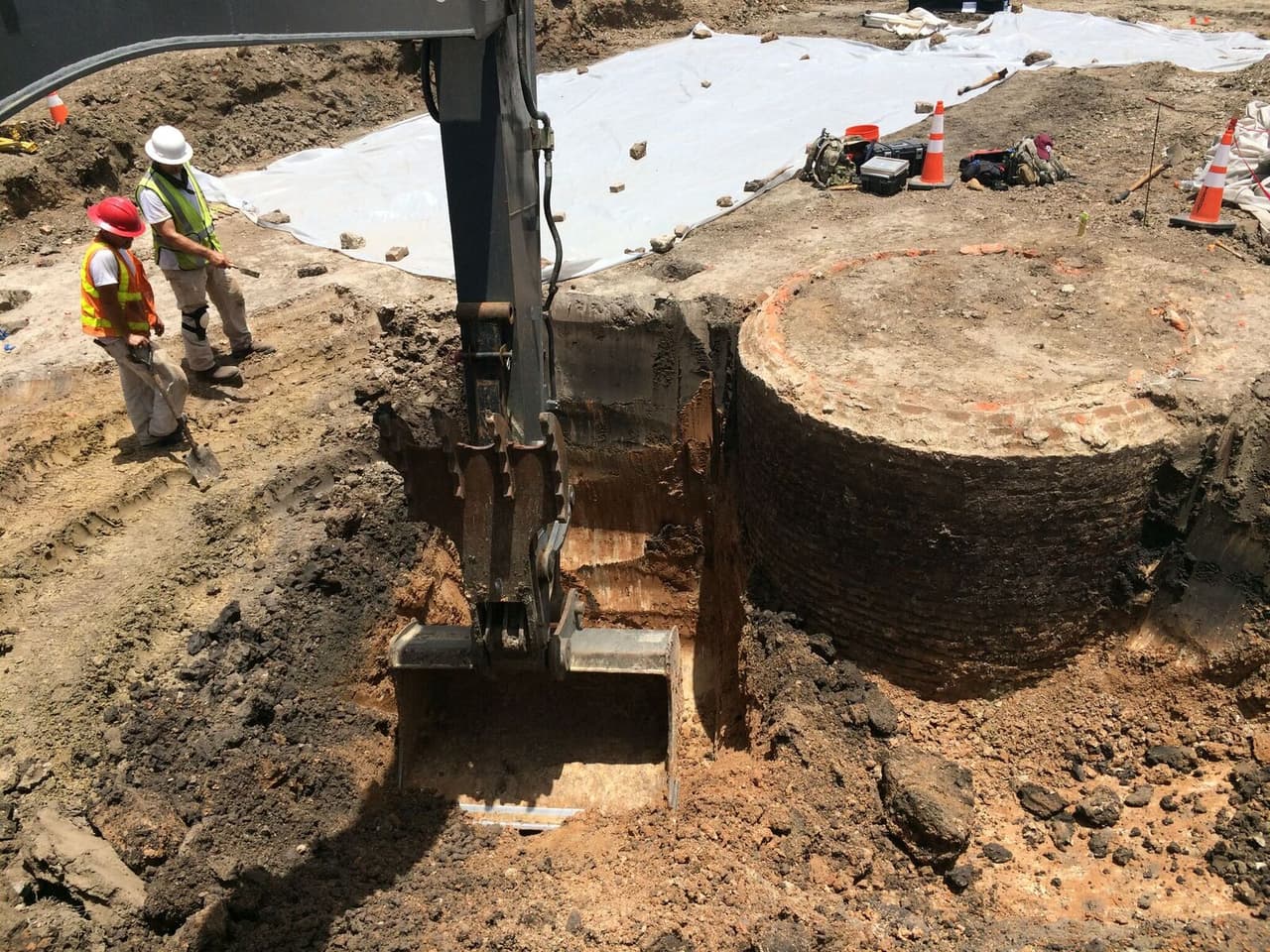 Los trabajadores encontraron una cisterna instalada en el área donde Jonathan Benson Frost, un veterano del ejército de Texas construyó una casa en 1836.