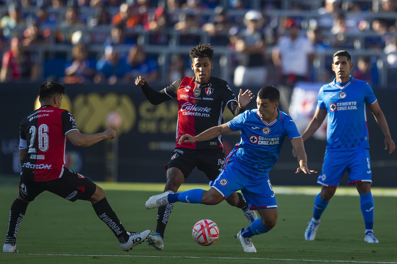 Julián Quiñones pasó de héroe a villano en cuestión de minutos, pues marcó el gol para empatar 2-2 en el tiempo reglamentario, pero voló el último cobro en los penales para darle el triunfo a Cruz Azul.