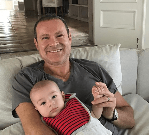 A Liam le encanta ver televisión en brazos de su papá, así de relajados pasan tiempo juntos.