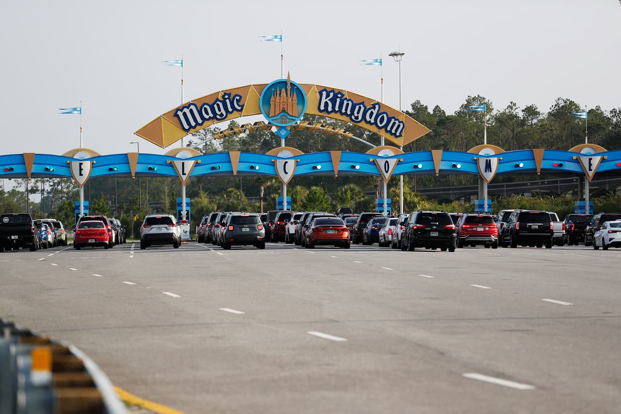 La entrada a estacionamiento de Magic Kingdom, luego de varias semanas vació. Walt Disney World espera que durante los primeros días los parques estén al máximo de la capacidad establecida, ya que el pasado mes de junio se agotaron las entradas pocas horas despues del anuncio de la reapertura.
<br>