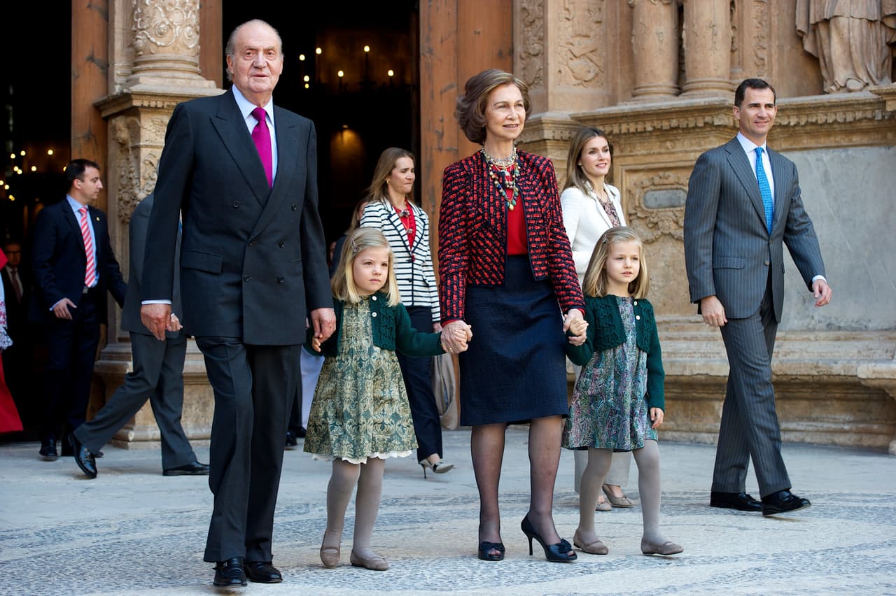 En esta imagen de la Semana Santa de 2012 se aprecia a los entonces soberanos Juan Carlos y Sofía con sus nietas pequeñas, mientras que los príncipes de Asturias y la Infanta Elena de Borbón, se ven más al fondo.