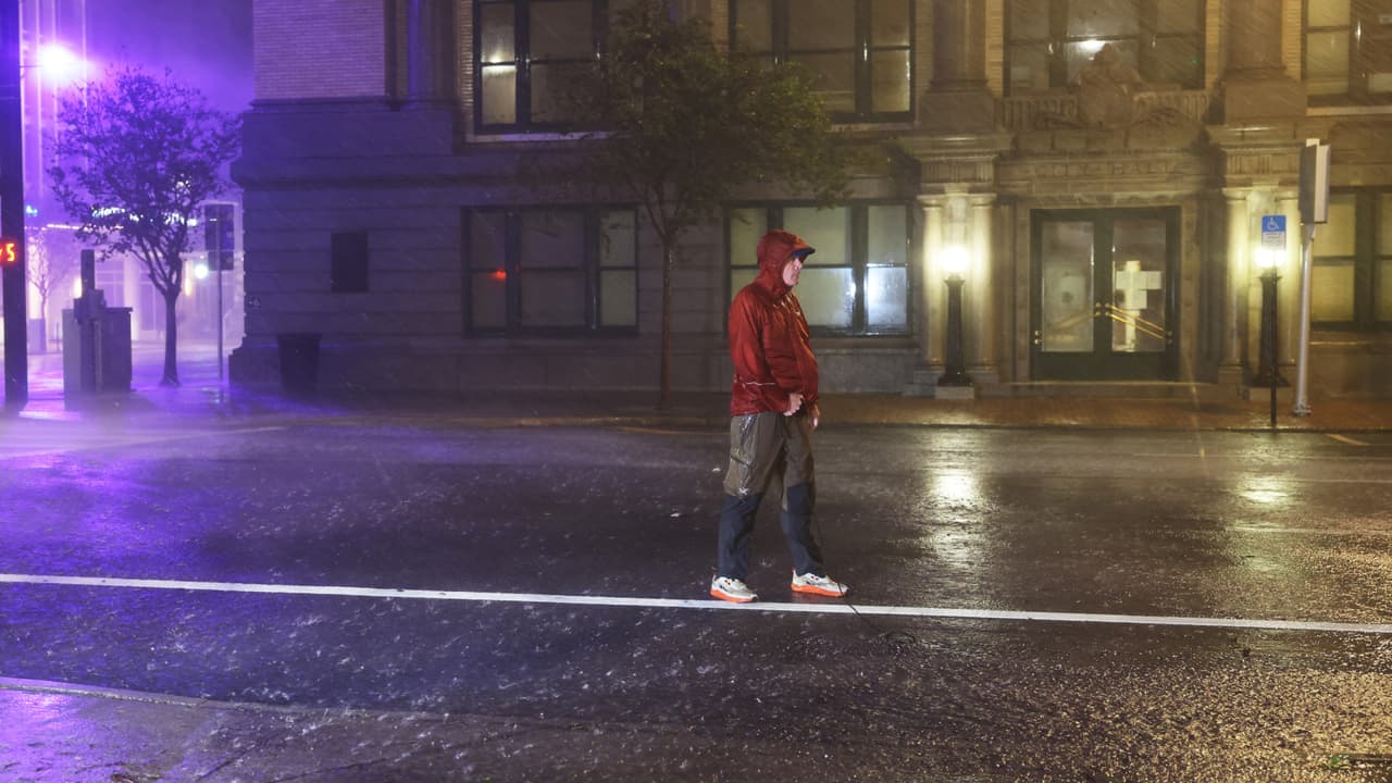 Tampa es sacudida por los fuertes vientos del huracán Milton