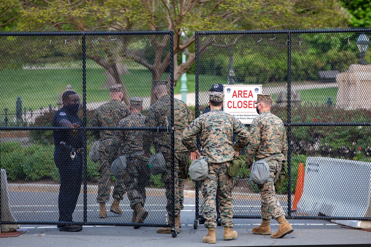 Policías y militares entran a la zona restringida del Capitolio. Ninguna persona sin invitación tiene permitido el acceso desde las 5pm ET de este miércoles, como medida de seguridad previa al discurso del presidente Biden.