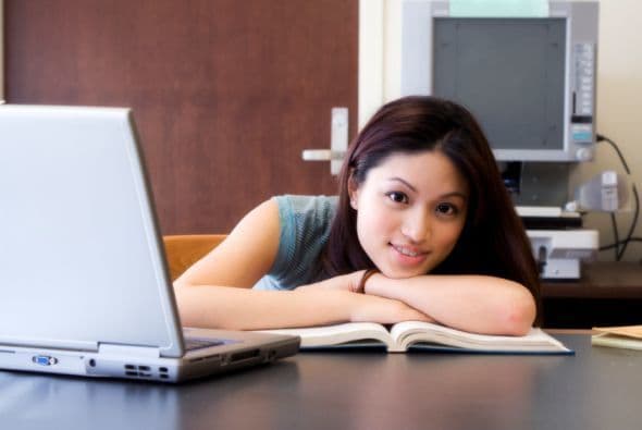 Por eso las conversaciones entre mamás latinas sobre las dificultades que tienen sus hijos para hacer las tareas utilizando el Internet son frecuentes. Lo bueno es que hay alternativas.