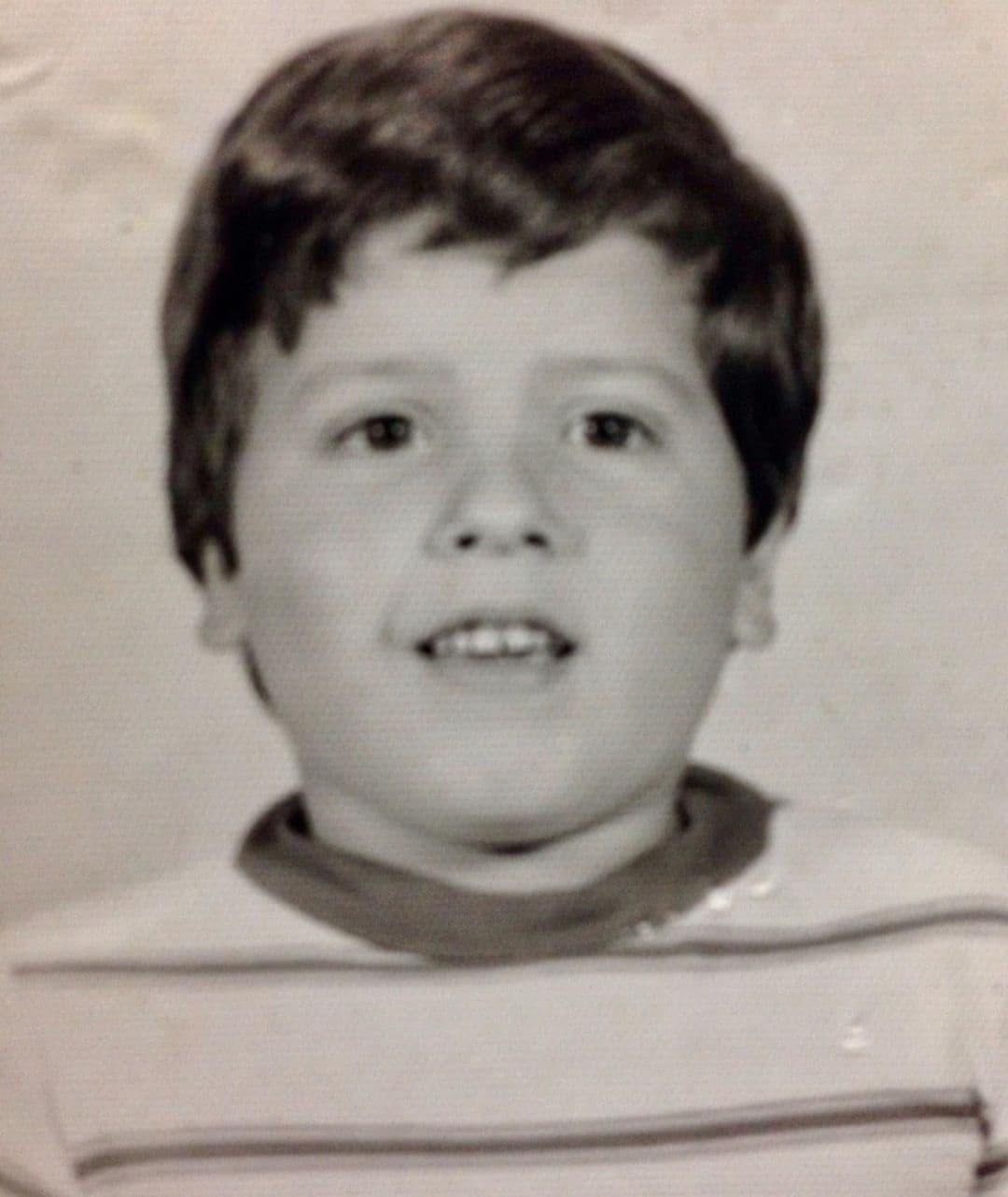 Con esta tierna imagen, Raúl González celebró el Día del Niño. Nos describió cómo era, pero su inocente mirada no tiene definición.