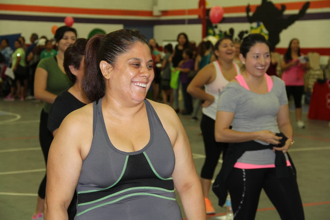 Unas 300 personas asistieron a la feria “Camino a la Salud’, donde se hicieron exámenes gratis, bailaron Zumba y conocieron a la carismática Cecilia Ramírez Harris de Primer Impacto.