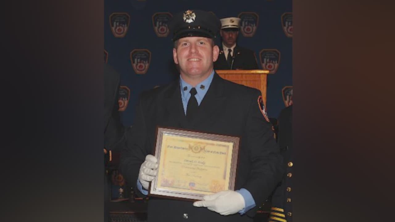 Bombero de la FDNY muere mientras trabajaba apagando un incendio en Brooklyn