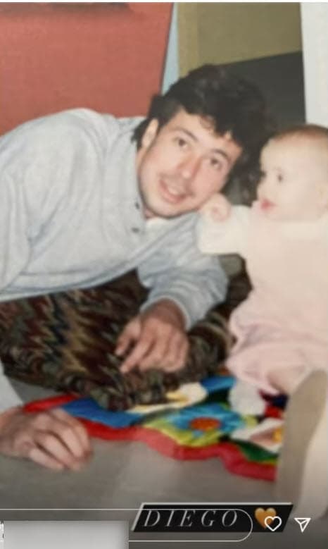 Una de ellas es esta imagen de antaño con él en la que escribió simplemente "Diego". Se ve al artista de joven junto a una bebé. 
<br>