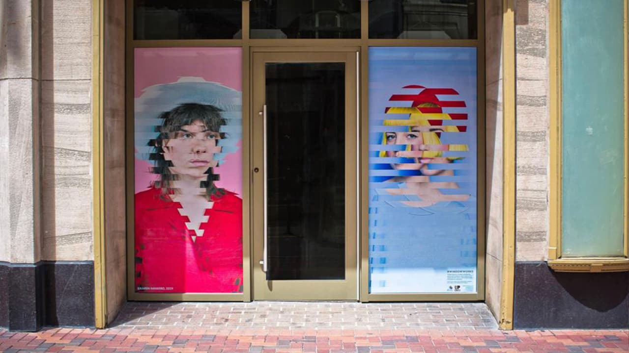 "Nació la idea cuando el distrito del centro vio varios sitios vacíos y pensaron en poner arte y diseños" dijo Elia Quiles. Obra: Karen Navarro, Subject #1 and Subject #11.