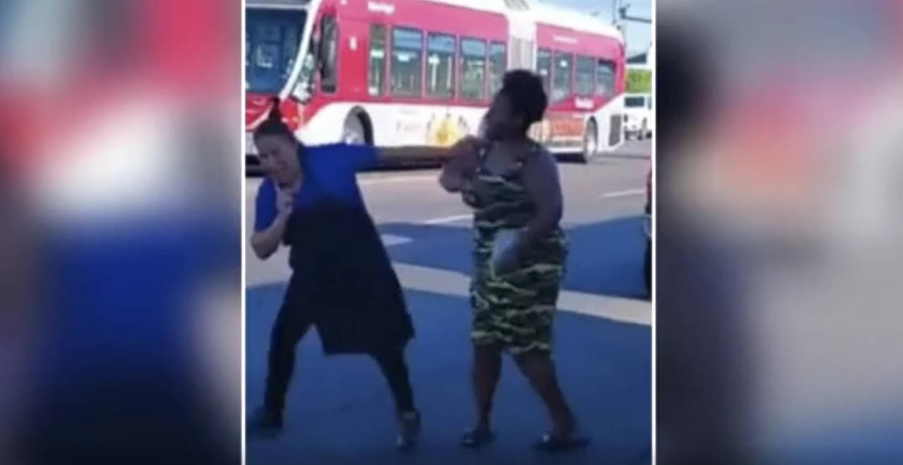 Arrestan a mujer que, por un burrito, golpeó a vendedora, tiró y escupió la comida en plena calle de Los Ángeles