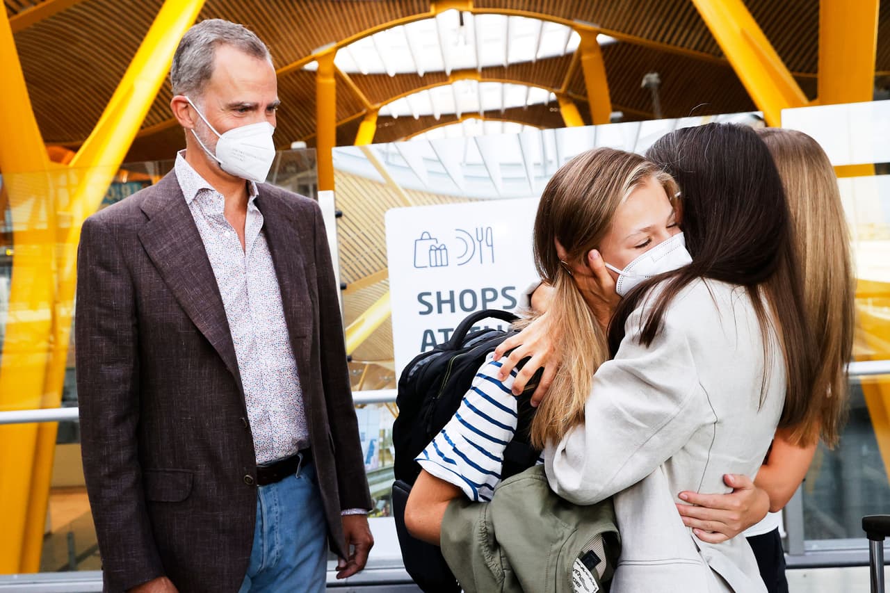 La princesa Leonor no se marchó sin darle un fraternal abrazo a la reina Letizia Ortiz y a su hermana Sofía.
