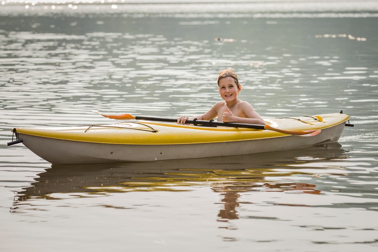 Los niños se esfuerzan, dan lo mejor de sí mismos y a veces les sale bien y otras no. Llevar el éxito con sencillez no es fácil y perder con dignidad y sobrellevar la decepción con entereza, tampoco. El deporte de competición ofrece la oportunidad de aprender tanto a ganar y como a perder.