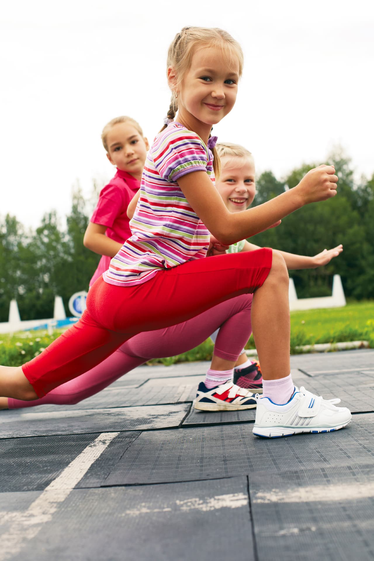Previene el sobrepeso. Con los índices de obesidad que se están disparando por el cielo, es mejor prevenir la enfermedad con la combinación perfecta entre el deporte y la alimentación sana. En los niños practicar su deporte favorito hace que se mantengan en un peso saludables, se encuentren contentos y a gusto con su cuerpo.