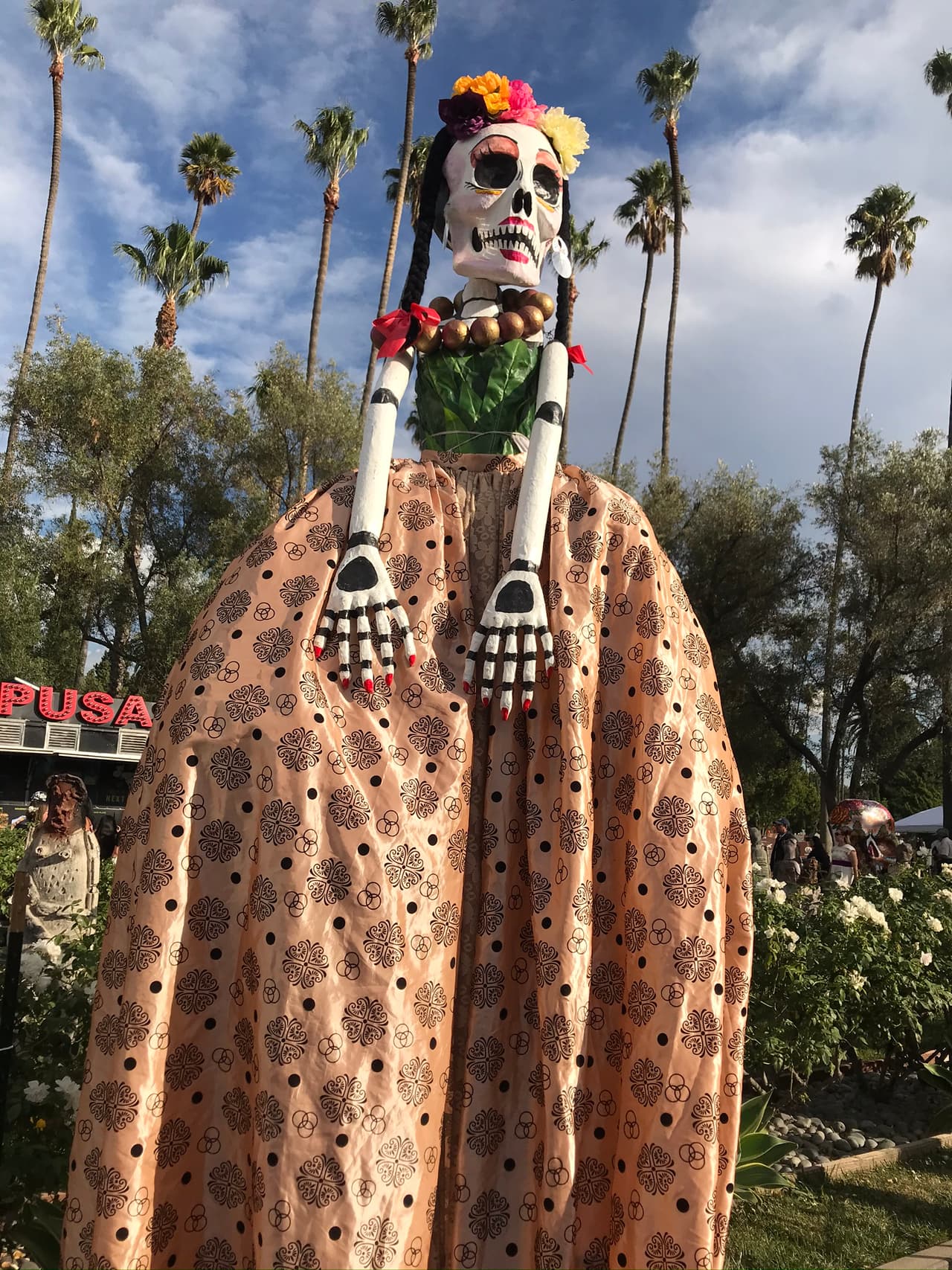 Llenas color y cuidado cada detalle, estas catrinas adornan el pasillo principal del cementerio.