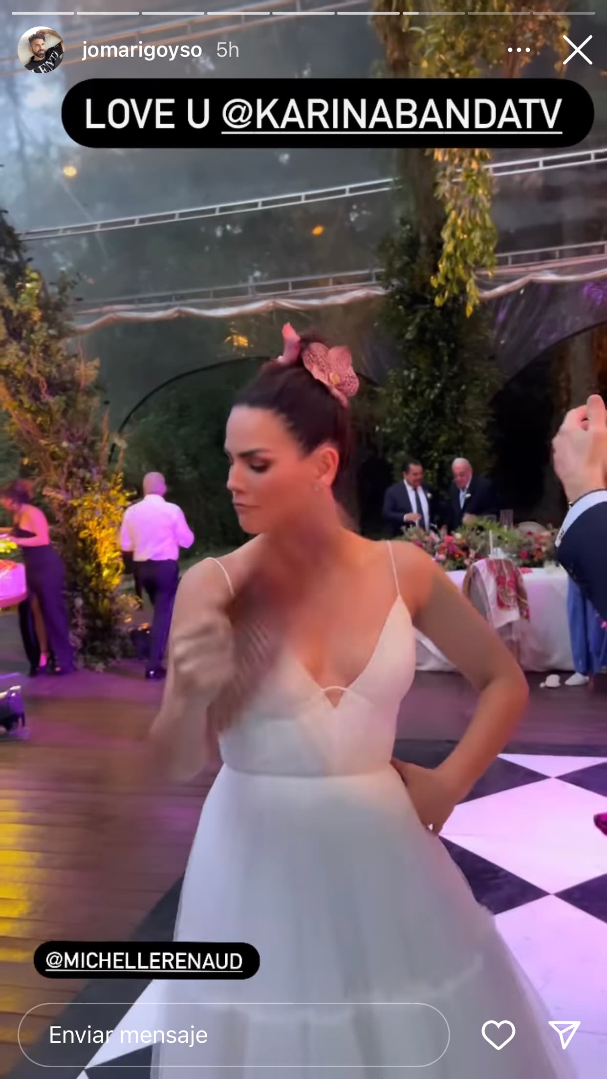 En el tocado que llevaba en la cabeza, también pareció que Karina Banda eligió una orquídea vanda. 
<br>