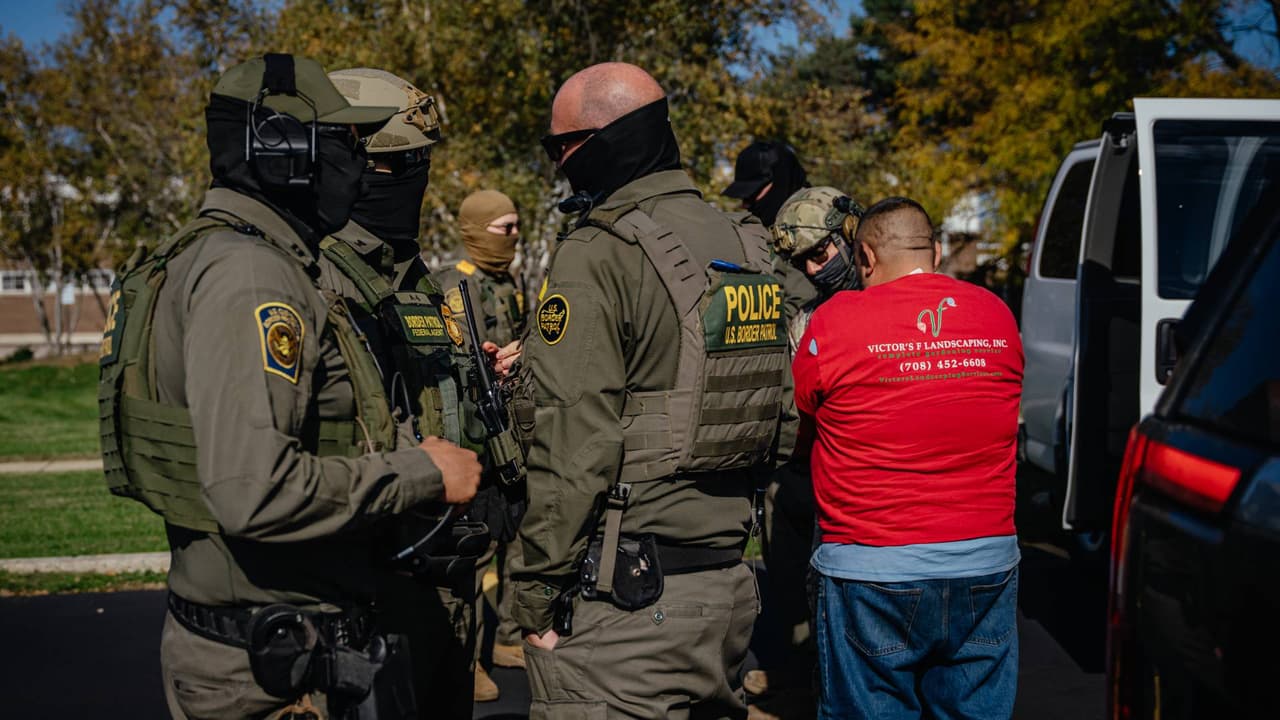 Solo el 2.6% de los detenidos en operativo Midway Blitz en Illinois tiene récord criminal: reporte