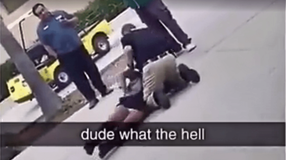 Un policía azota contra el suelo de concreto a una estudiante que estaba esposada