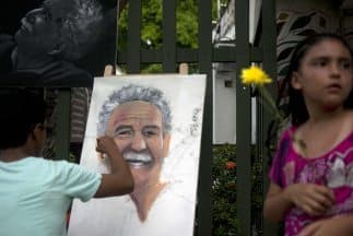 Mientras tanto en Aracataca vecinos y turistas rinden sus respetos a García Márquez.