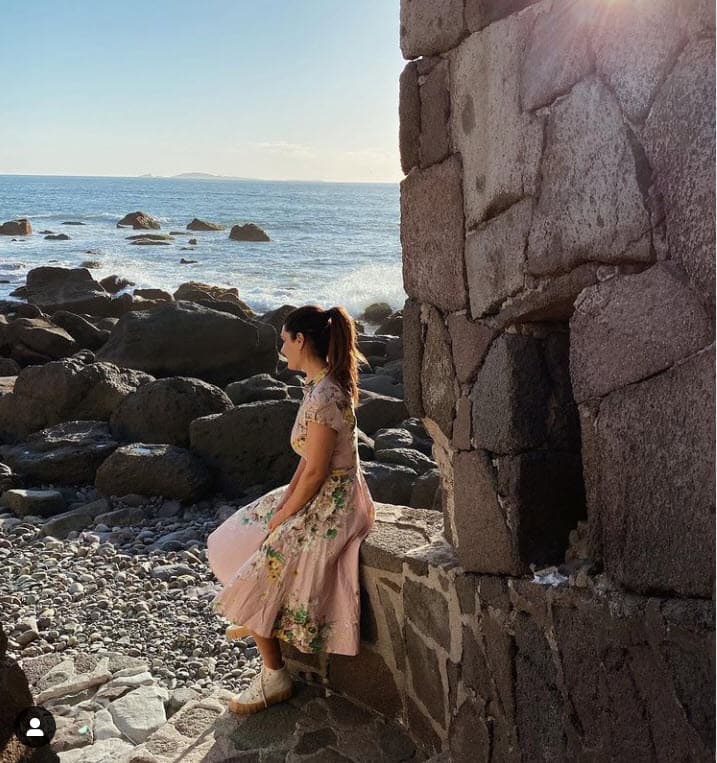 Esta versión cobró fuerza luego de que la actriz publicó unas fotos durante sus 
<b><a href="https://www.instagram.com/p/CNIagKfpzAg/" target="_blank">vacaciones en la pasada Semana Santa. </a></b>
<br>