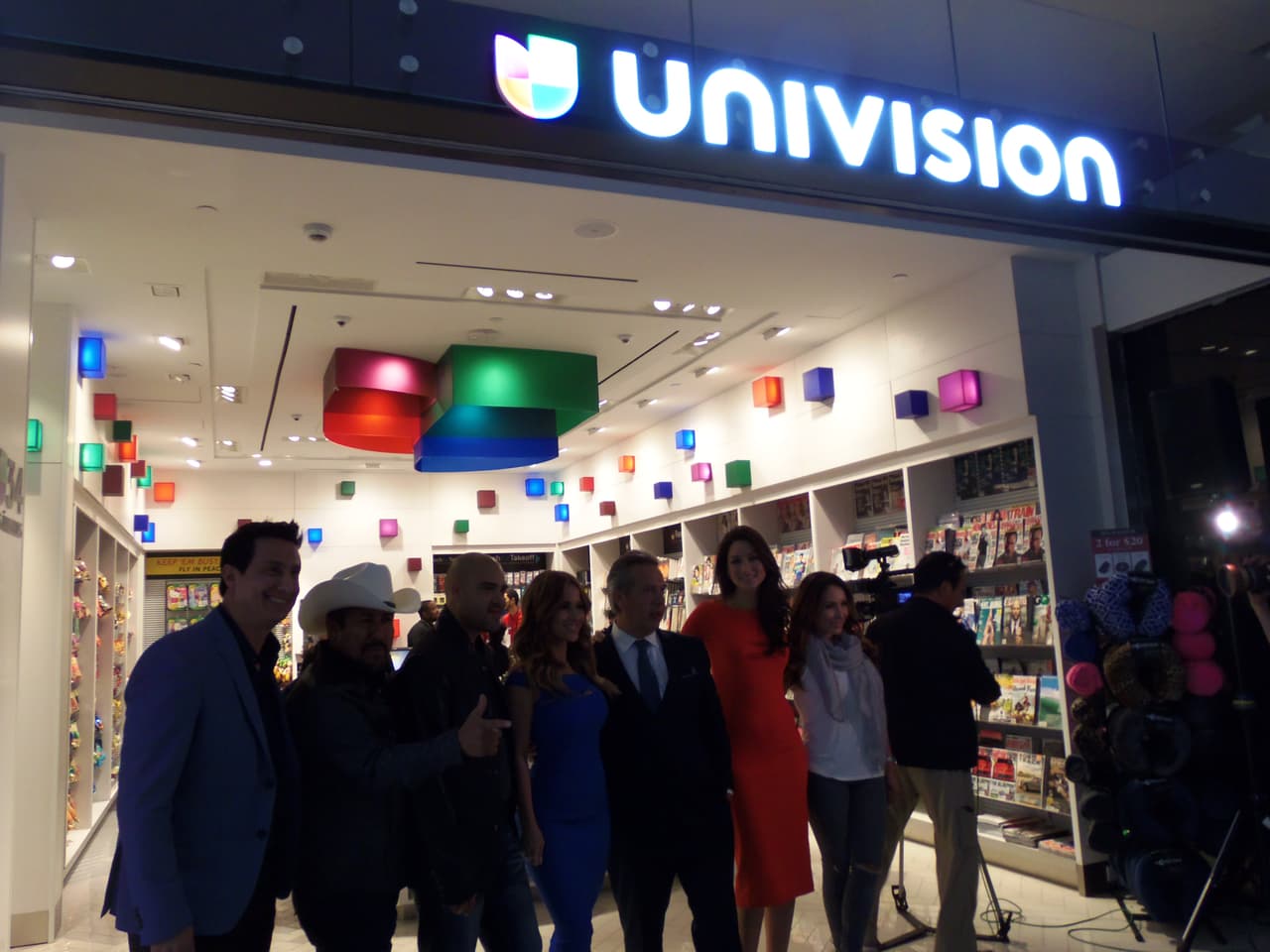 Así se festejó la inauguración de la tienda de Univision en LAX